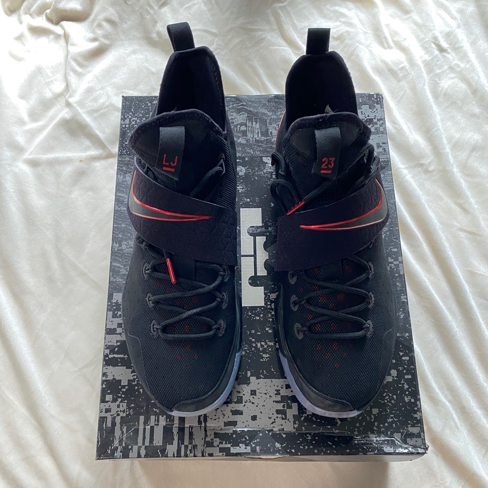 NEW Lebron XIV Sz 11.5